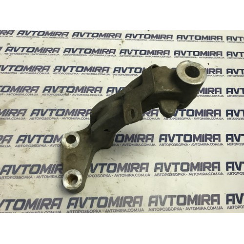 Кронштейн переднего подрамника правый Peugeot 308 2013-2021 9805592980